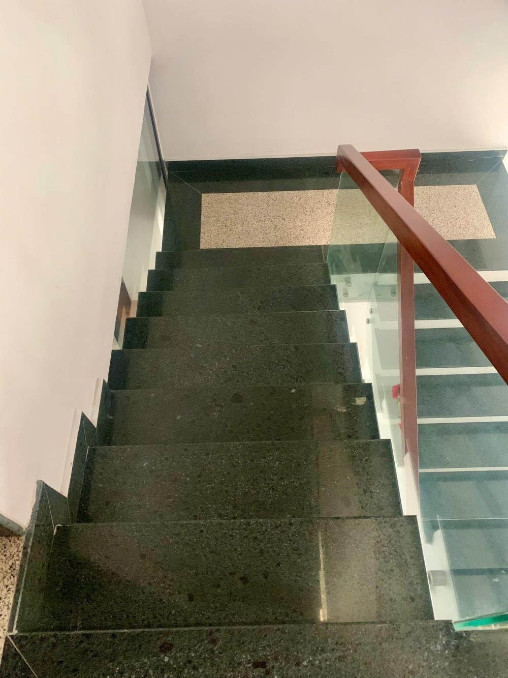 Bán nhà 3.5 tầng trung tâm cột 3, diện tích 67.5m2 x mặt tiền 4.5m, quay hướng biển