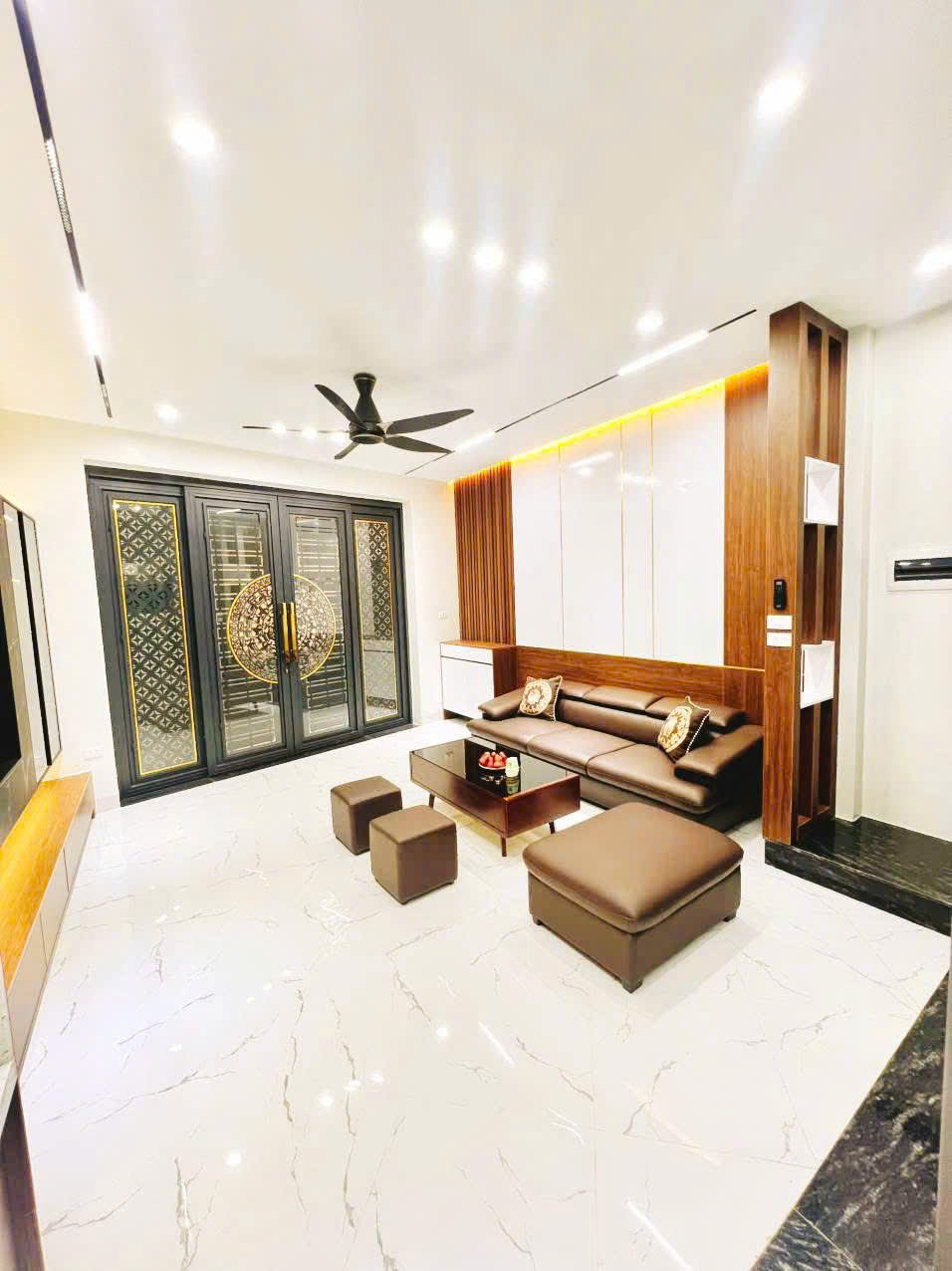 Bán nhà Mậu Lương Hà Đông, 40m2 x 5 tầng thang máy x mặt tiền 4.8m, lô góc