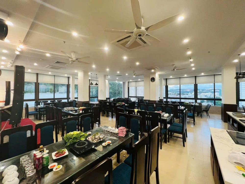 Bán khách sạn 4 sao, 12 tầng, trung tâm Bãi Cháy, Hạ Long, giá 60 tỷ