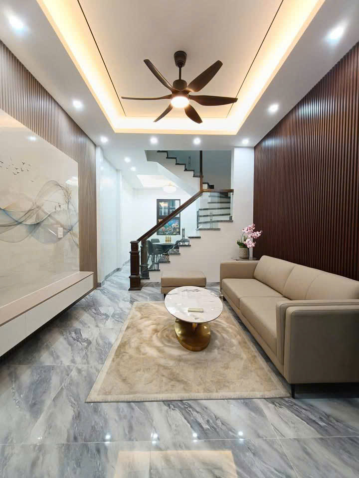 Bán nhà Chùa láng 45m2, 4 tầng trung tâm gần trường đại học Ngoại Thương, giá 10,9 tỷ