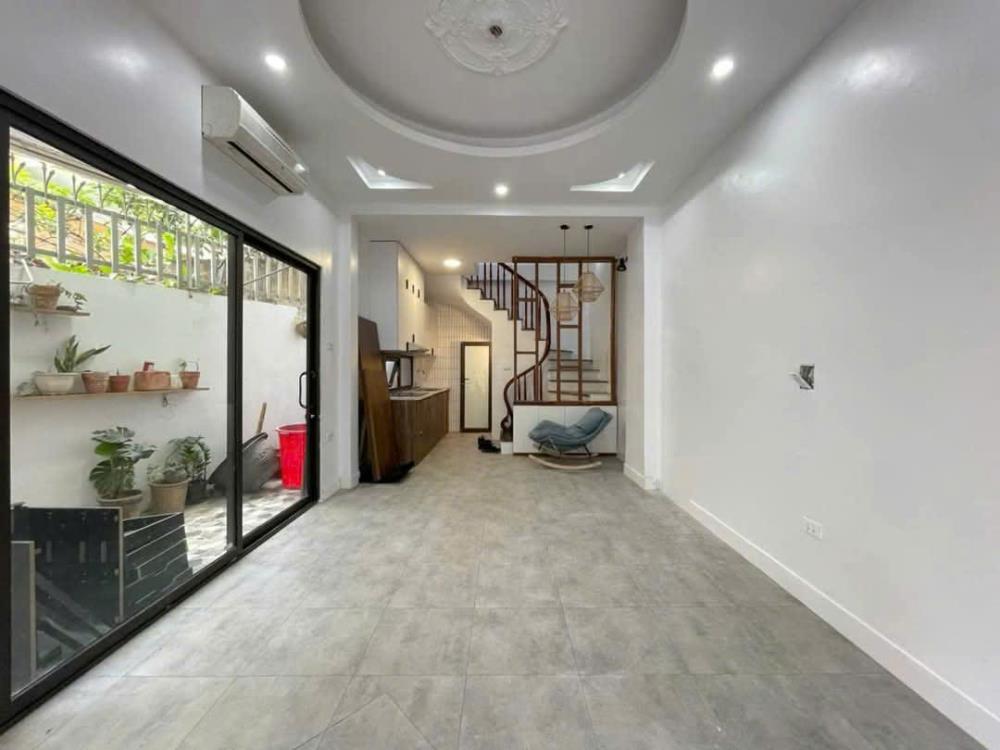 Bán nhà  Gốc Đề, Hoàng Mai, nhà đẹp ở ngay lô góc, 42m2 x 5 tầng, gần ô tô, 6,8 tỷ