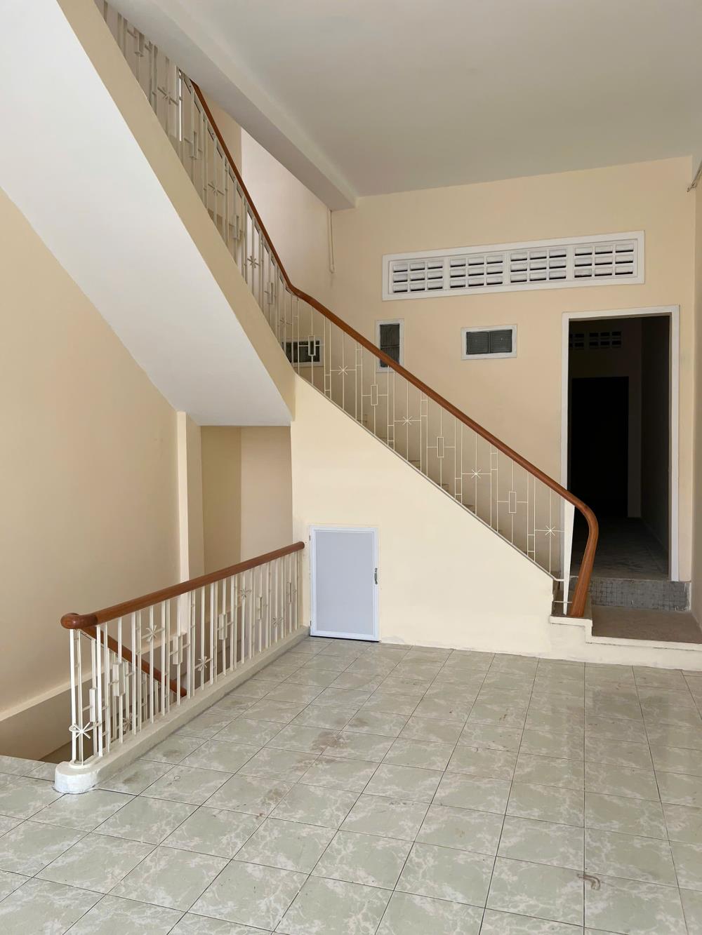 Bán nhà mặt tiền 1 trệt 2 lầu đường Hùng Vương, gần Vincom Hùng Vương