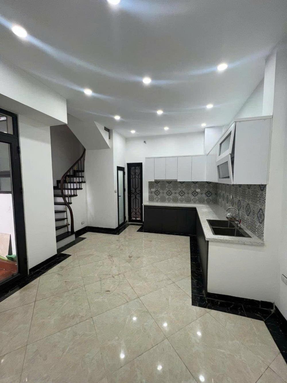 Nhà Nghi Tàm 6 tầng rất mới - ngõ ba gác  - tương lai kề Cầu Tứ Liên - hơn 6 tỷ