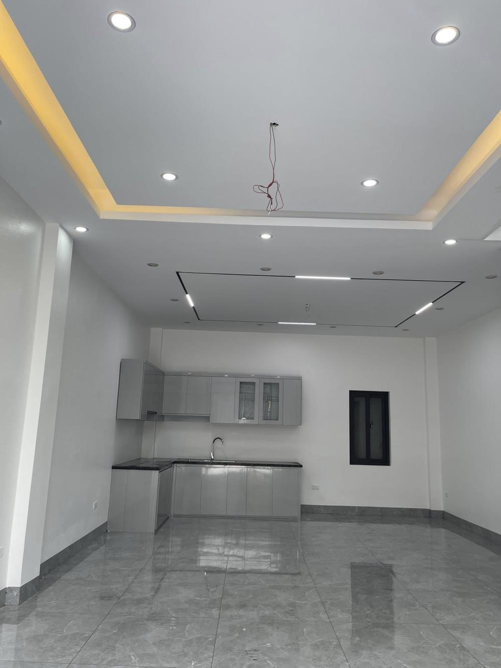 Bán nhà 3 tầng sau UBND phường Hà Khánh, 51.2m2 x mặt tiền 4.78m, oto tránh nhau