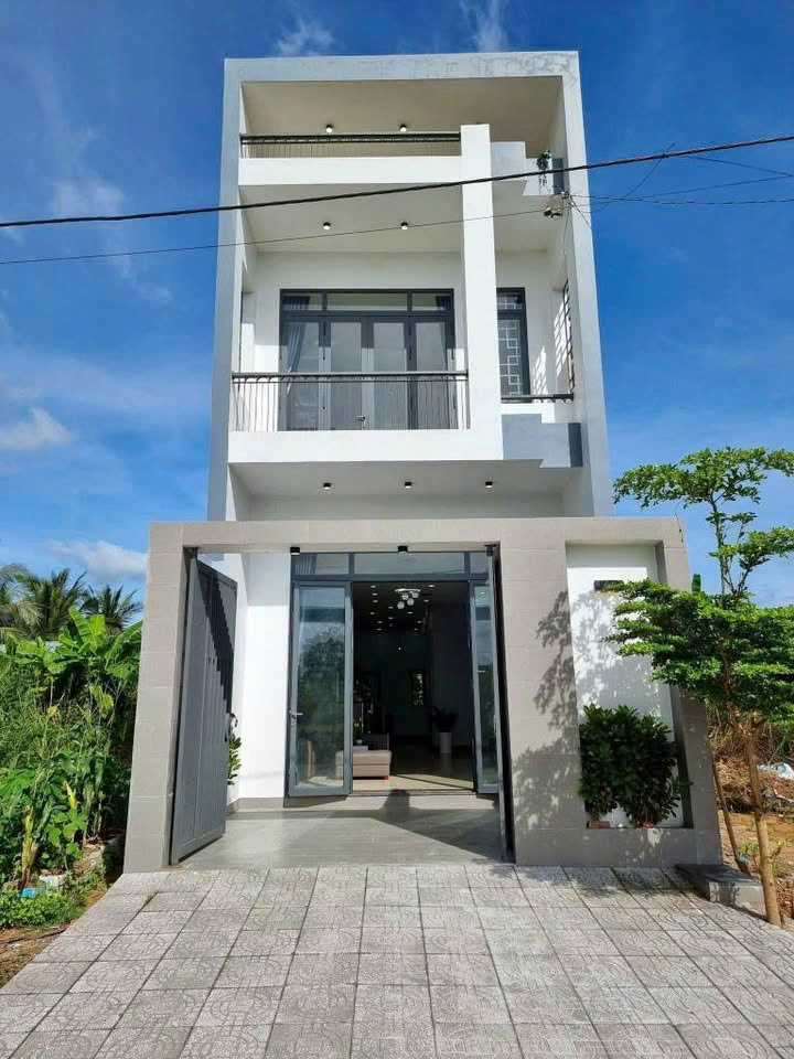 Nhà 1 trệt 1 lầu, sổ riêng thổ cư, gần trạm thu phí Bửu Long, 600tr nhận nhà