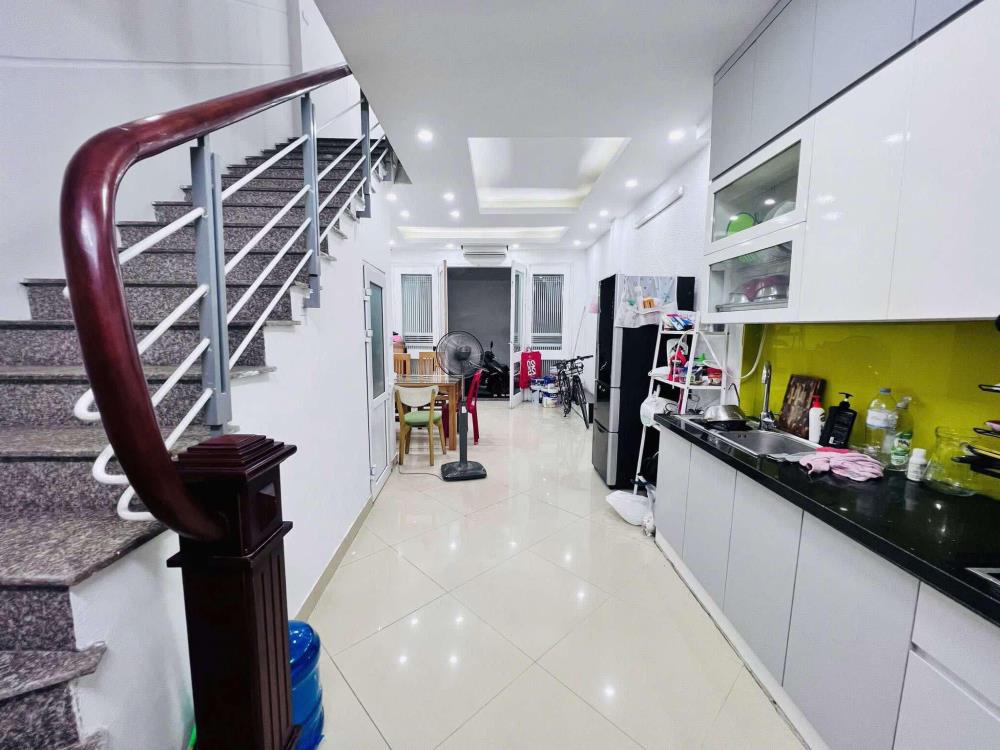 Bán nhà phố Thái Hà, Đống Đa, 40m2, 5 tầng, mặt tiền 4m, gần phố, chỉ 9.5 tỷ