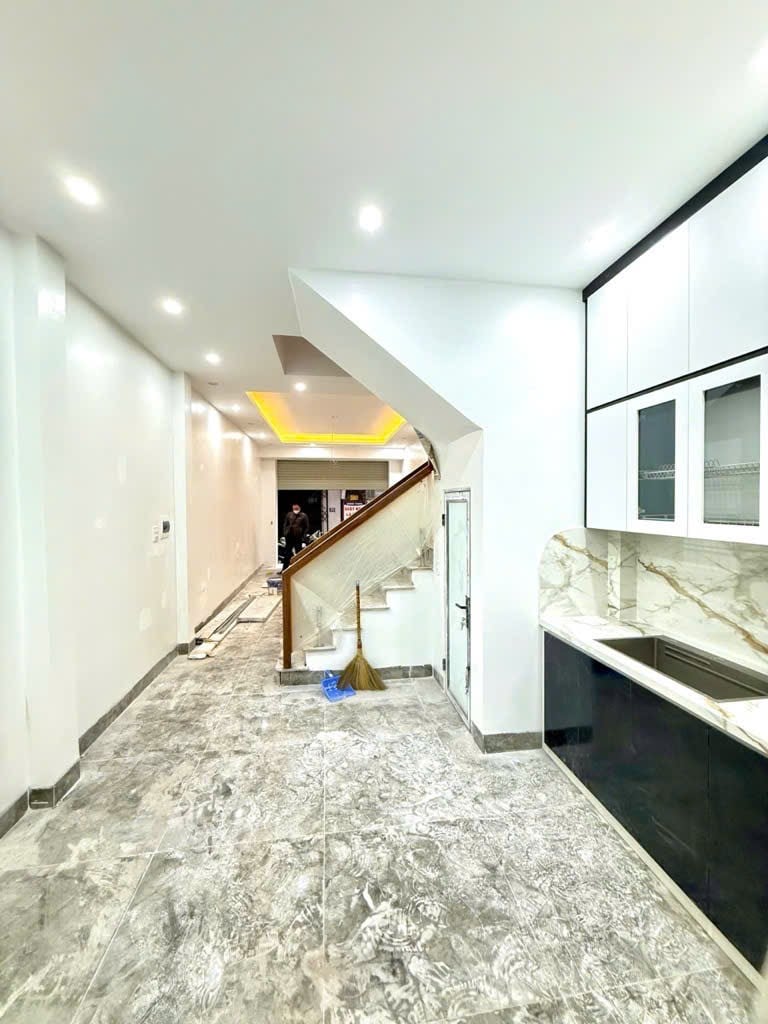 Bán nhà 5 tầng tại 1152 Đường Láng, 45m2, mặt tiền 4m, ngõ ô tô, giá 13 tỷ