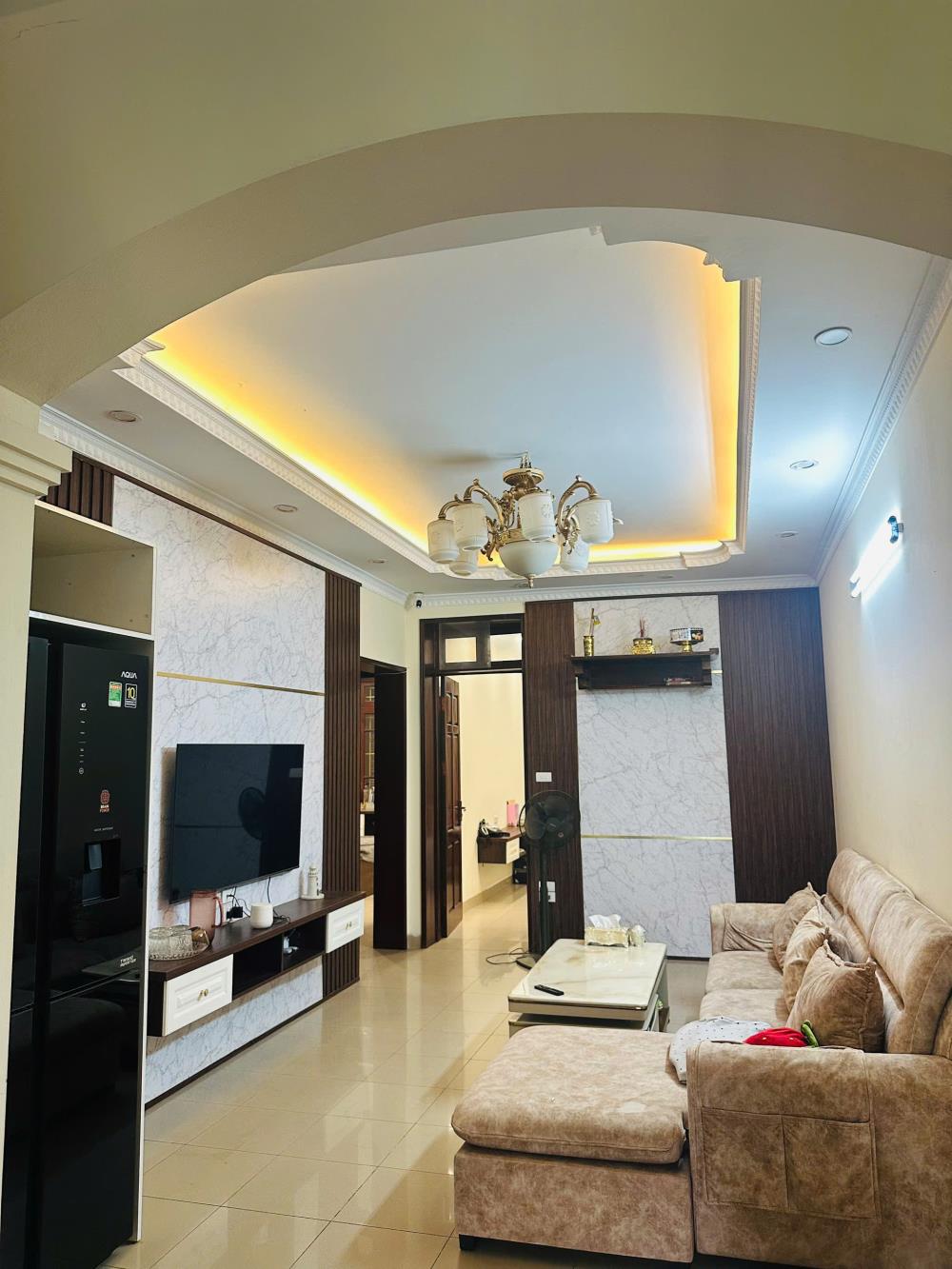 Bán căn hộ tập thể phố Hoàng Cầu, Đống Đa, 100m2 nhà đẹp 3PN, 2wc, 2 ban công, ô tô tránh