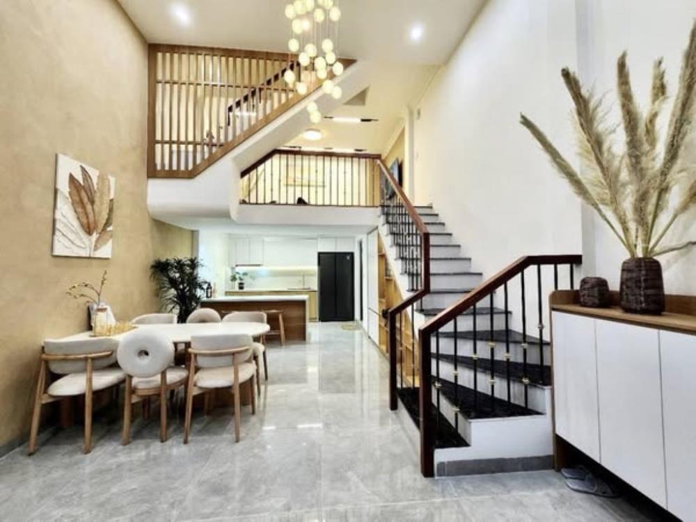 Nhà mới Bồ Đề, Long Biên, 35m2 x 4 tầng, ô tô, nội thất cao cấp, gần hồ, 7 tỷ 35