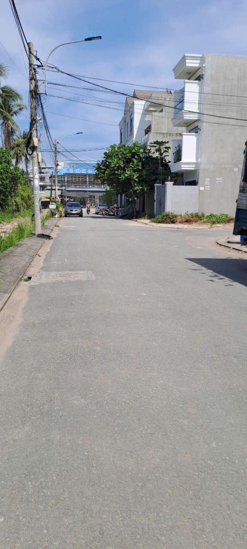 Bán nhà đẹp 4 tầng, tặng nội thất, hẻm xe hơi Lò Lu, Quận 9, giá nhỉnh 6 tỷ