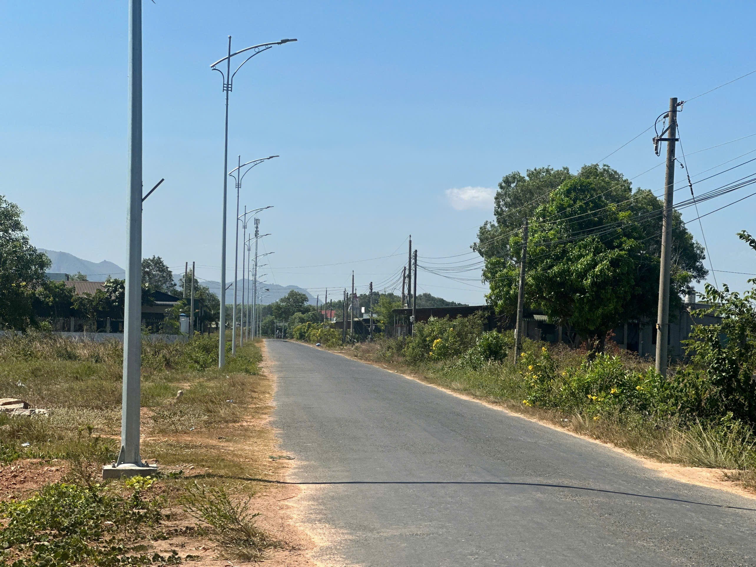 Bán đất thổ cư đường Đinh Công Tráng, Tân Tiến, Thị Xã Lagi giá rẻ nhất 120tr/m2 ngang gần biển