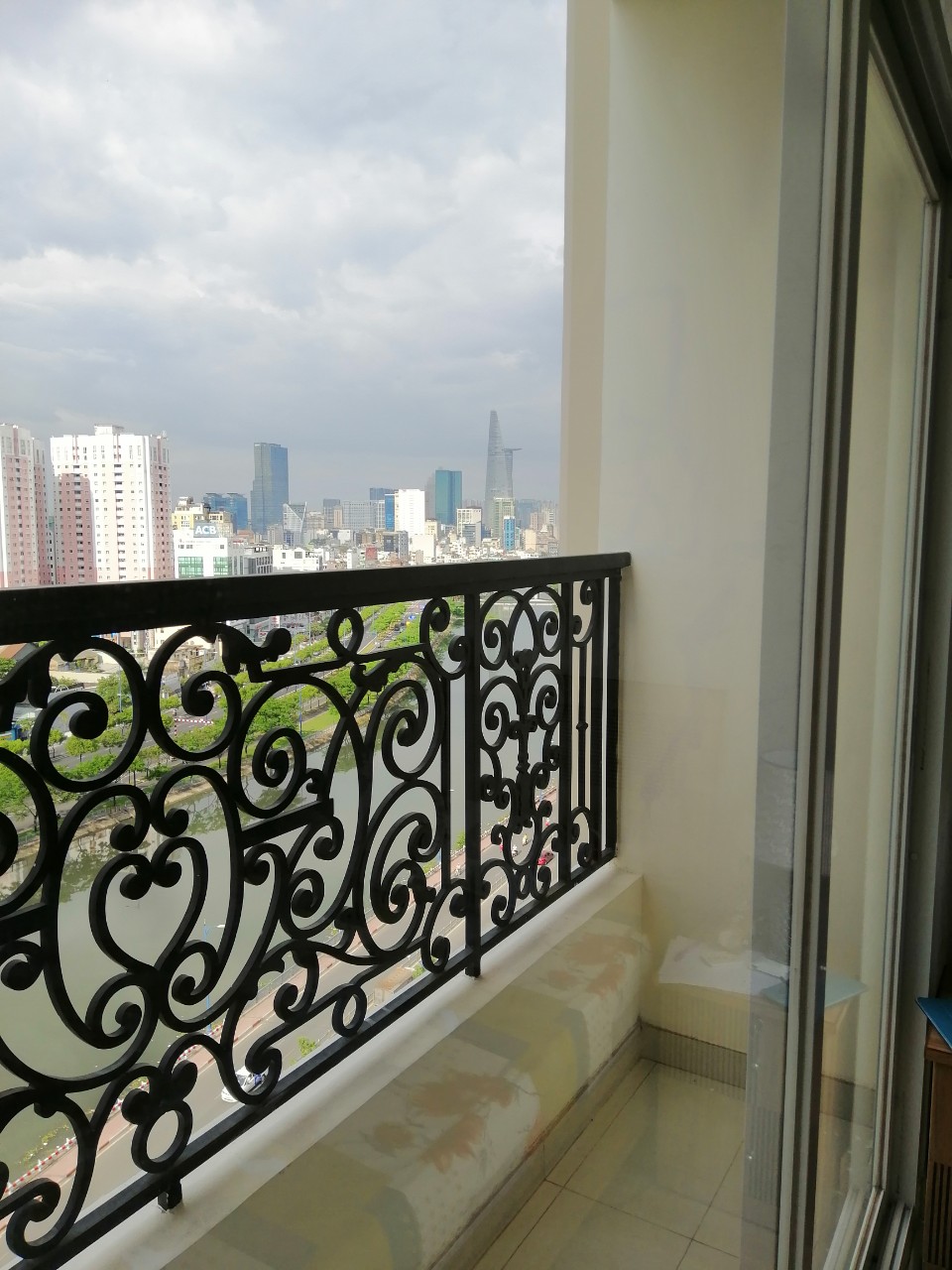 Cho thuê rẻ căn hộ 3 phòng ngủ Grand Riverside Bến Vân Đồn Tp.HCM chỉ 20tr