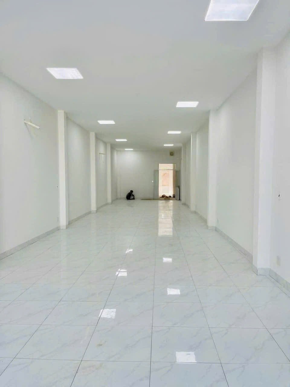 Cho thuê biệt thự kinh doanh lô góc Tây Nam Linh Đàm, 250m² × 3 tầng, mặt tiền 20m, giá chỉ 130 triệu/tháng