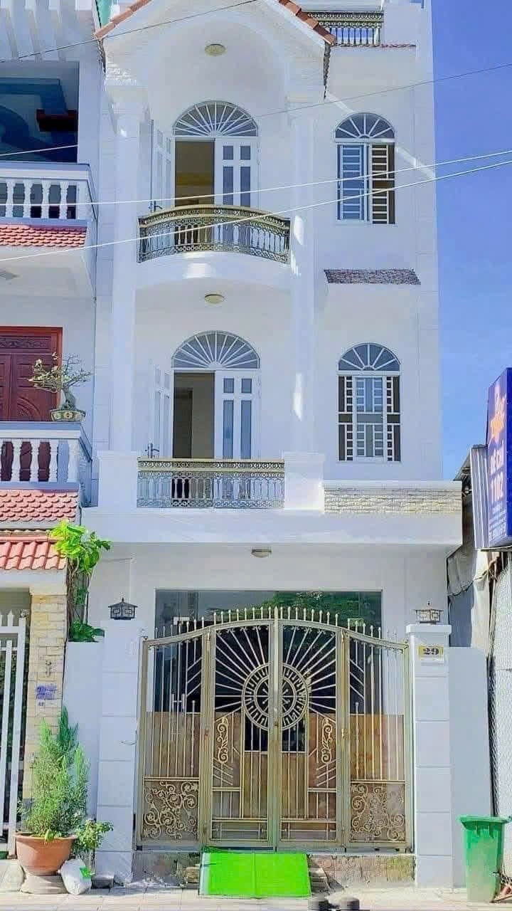 Cho thuê nhà trệt 2 lầu sân thượng, mặt tiền đường Trần Hoàng Na, Ninh Kiều