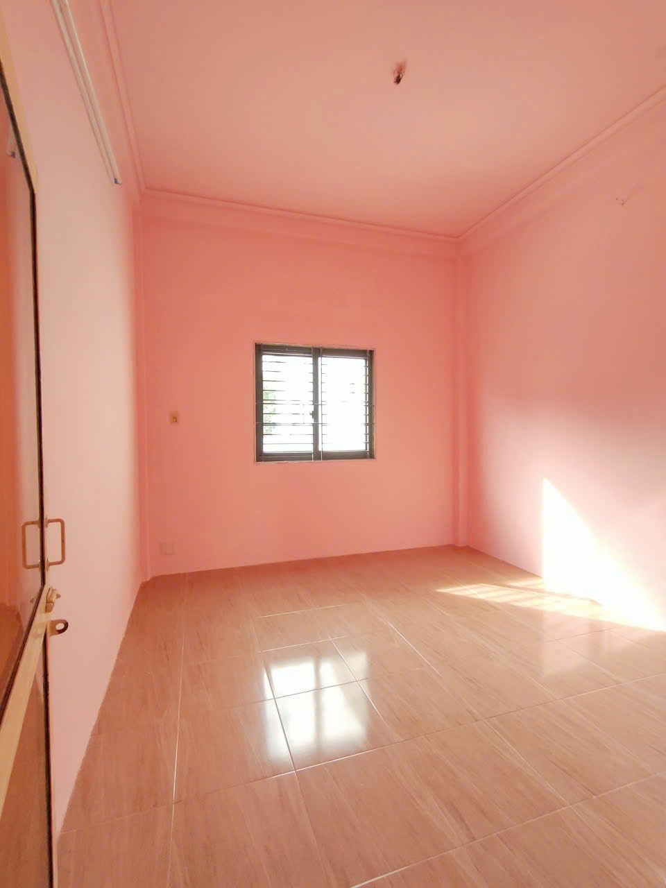 Cho thuê nhà mặt tiền 1 trệt 2 lầu Đường Nguyễn Việt Hồng