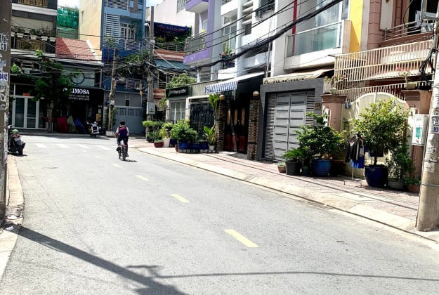 Bán căn hộ dịch vụ hẻm 6m kế chợ Tân Hương, 33PN, ngang 8m, sổ vuông, thang máy, 110tr/tháng, giá tốt