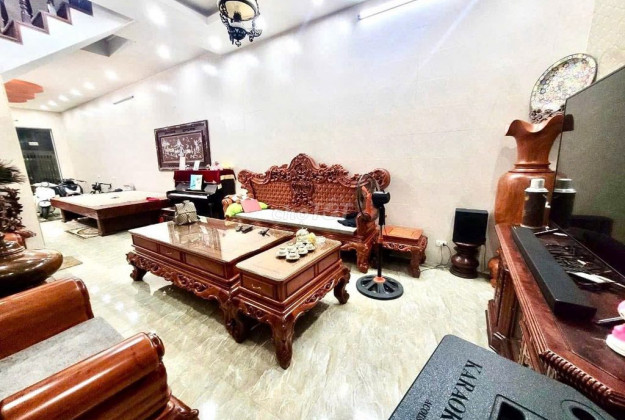Bán nhà 03 tầng, ngõ oto đậu trong nhà, cách Hồ Gươm 2km