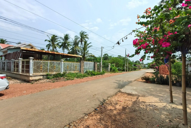Cần bán nhanh nhà lô góc 2 mặt tiền nhựa trong khu đất rộng 1.270m2