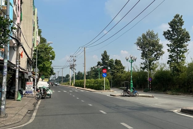 Bán nhà mặt tiền Tân Sơn, ngang 5m, 4PN, sổ vuông, 2 mặt tiền, gần sân golf giá tốt