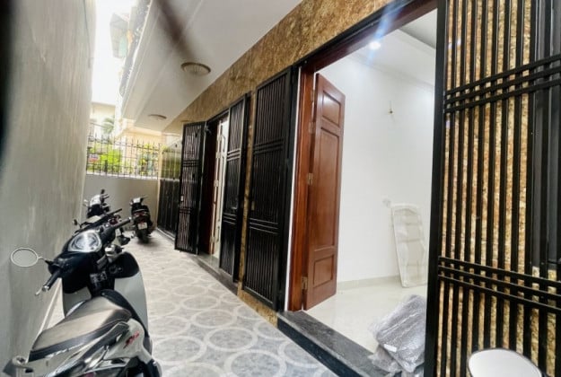 Bán nhà ngõ 143 Nguyễn Chính, mới xây ô tô đỗ cổng, 30m2, 5 tầng, giá 6.95 tỷ.