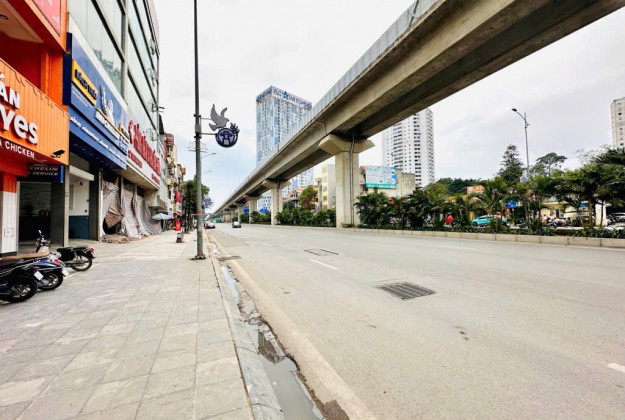 Bán nhà mặt phố Quang Trung, đường rộng vỉa hè đá bóng, kinh doanh sầm uất, 5 tầng ô chờ thang máy