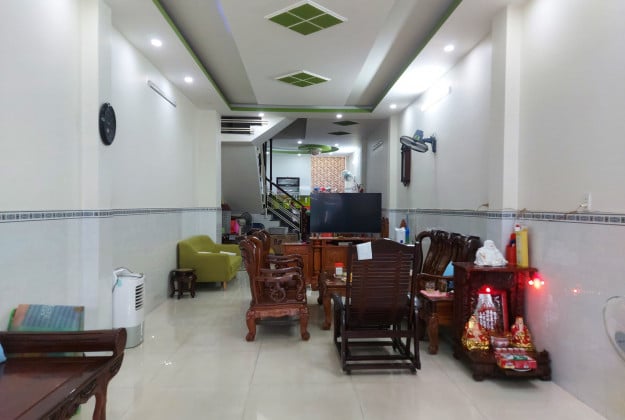 Bán nhà Tân Bình hẻm xe hơi, nhà mới, nội thất đẹp, gần chợ, ngang 4.2m, 100m2, sổ vuông chỉ 7tỷ hơn