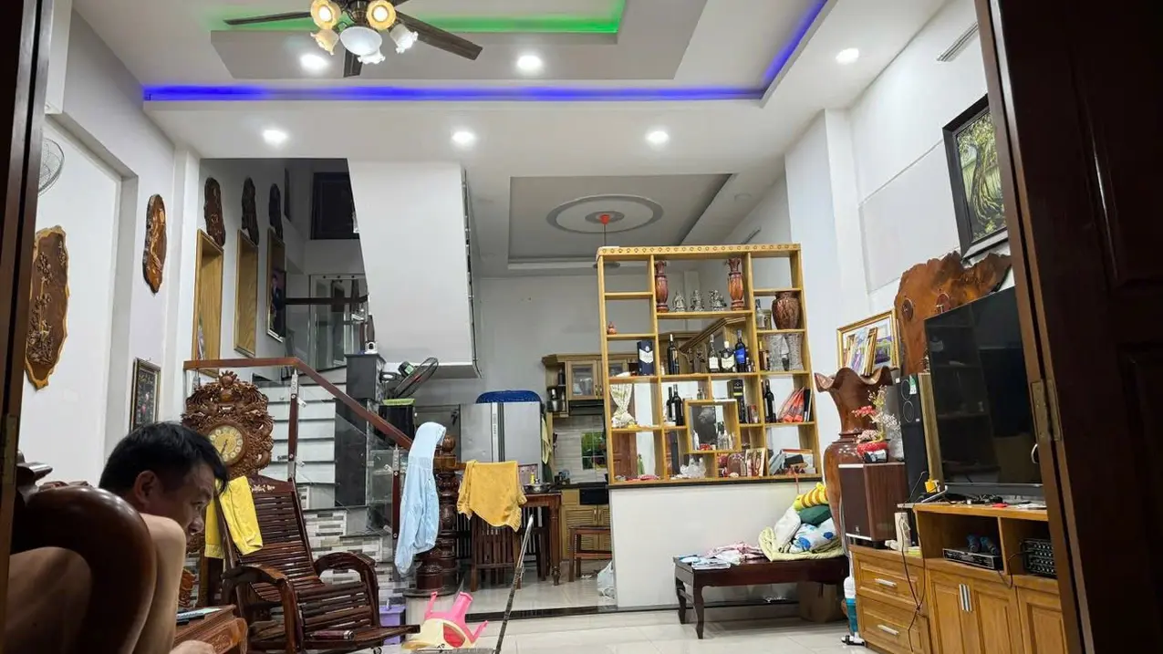 Cho thuê nhà đẹp 5x20m, Full Nội thất xịn, 3 lầu, 4pn, 5wc, sân xe 7 chỗ