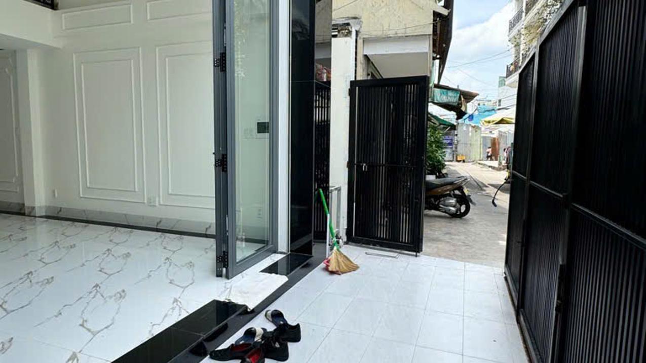 Bán nhà Quận 11, đường Hòa Bình, 65m2, hẻm 8m thông, 5 tầng, 9.9 tỷ