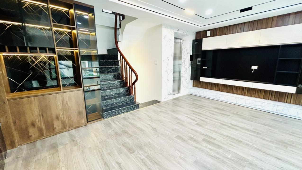 Bán nhà Trương Định, Ngõ nông thẳng phố, 5 tầng thang máy, Giá chỉ 7.9 tỷ