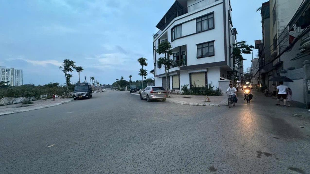 Nhà chính chủ, giá tốt, vị trí đẹp tại khu phân lô tái định cư Ngọc Thuy, Long Biên