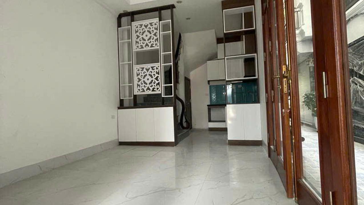Cần bán nhà mới ngõ Nguyễn Văn Cừ, Long Biên, sân rộng, nhà thoáng, giá chỉ 5,5 tỷ