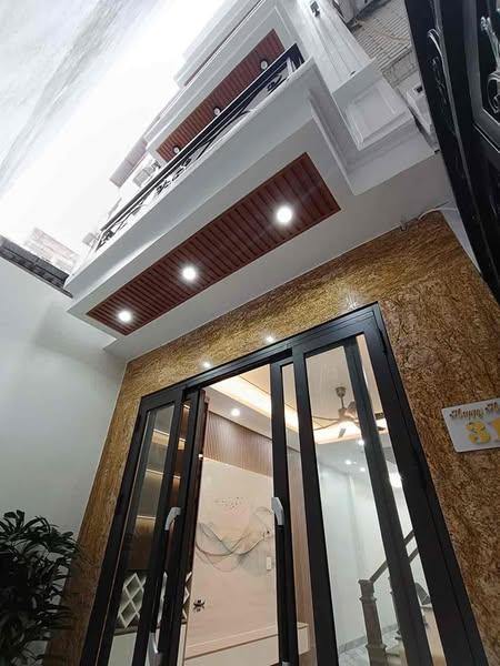 Bán nhà Đường Láng, Đống Đa, 51.8m² x 4 tầng, gần ô tô, tiện ích đầy đủ, giá 9.9 tỷ