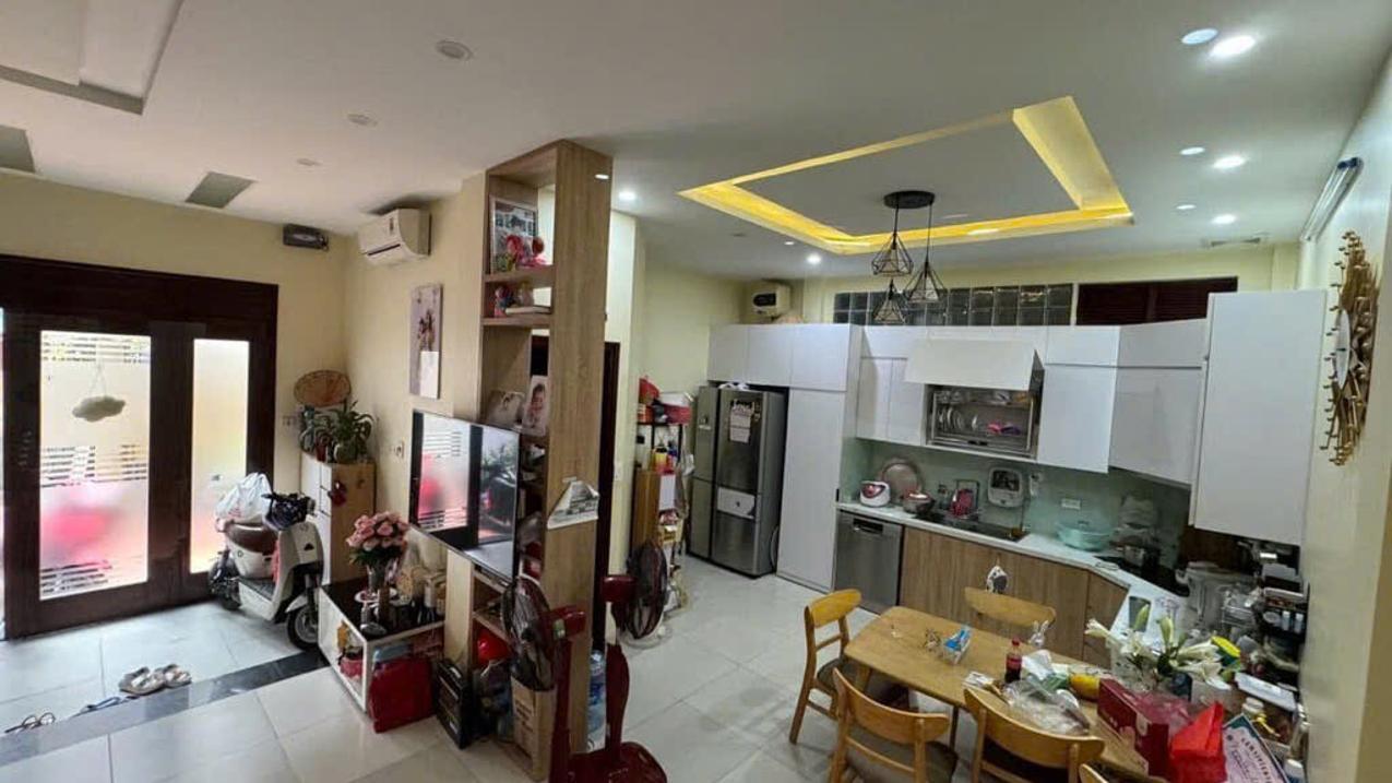 Cần bán nhà đẹp Láng Hạ full nội thất, Đống Đa, Gần phố chỉ 30m, ngõ thông,  Sổ đỏ nở hậu, giá 11.9 tỷ