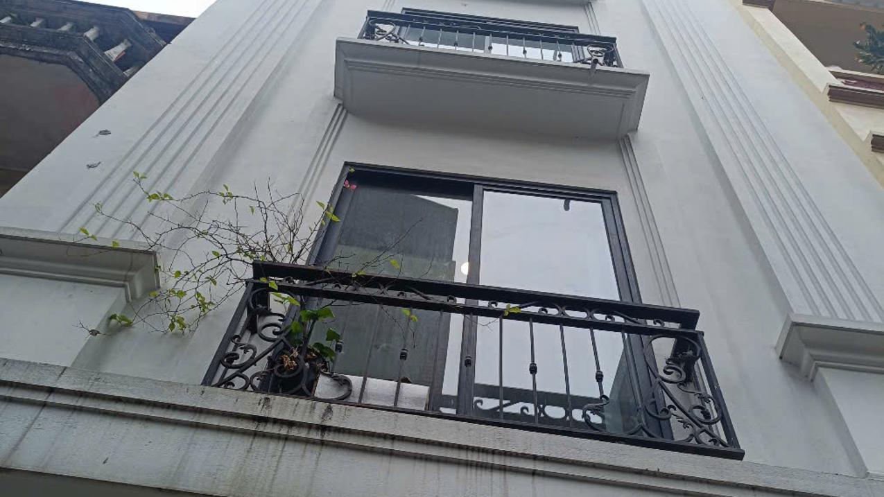 Bán nhà đẹp Đức Thắng, 50m² x 4 tầng, 2 mặt thoáng, gần phố, tặng full nội thất, giá chỉ 8.8 tỷ