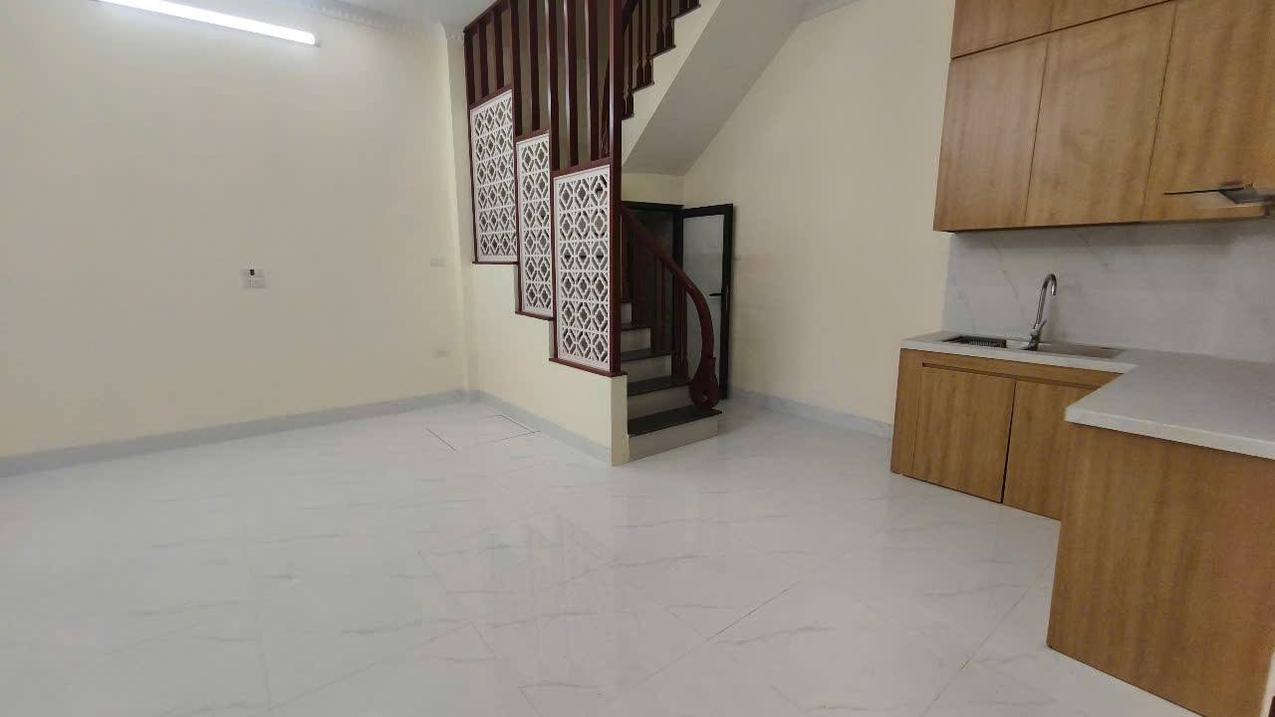 Bán nhà Cự Khối, Long Biên, 30m² x mặt tiền 5m x 5 tầng, giá chỉ 4.8 tỷ