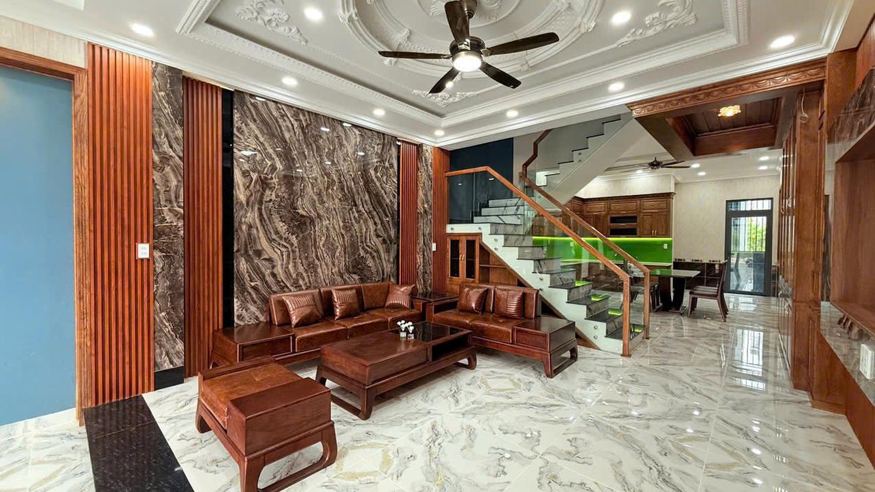 Bán nhà mặt tiền phường Bình An, Dĩ An, 4 lầu, diện tích 90m2, giá 8 tỷ 2