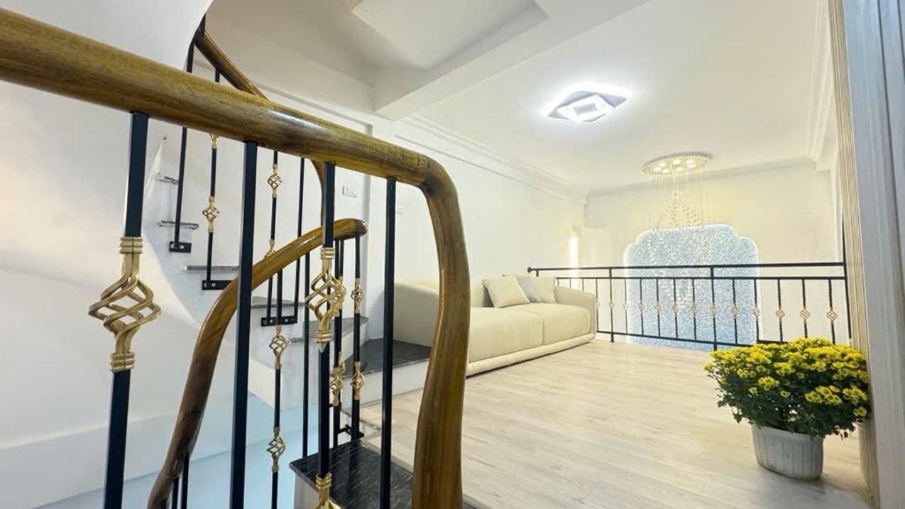 Bán nhà khu Giáp Bát, Hoàng Mai, 5 tầng,1 lửng, diện tích 28m2, giá hơn 5 tỷ
