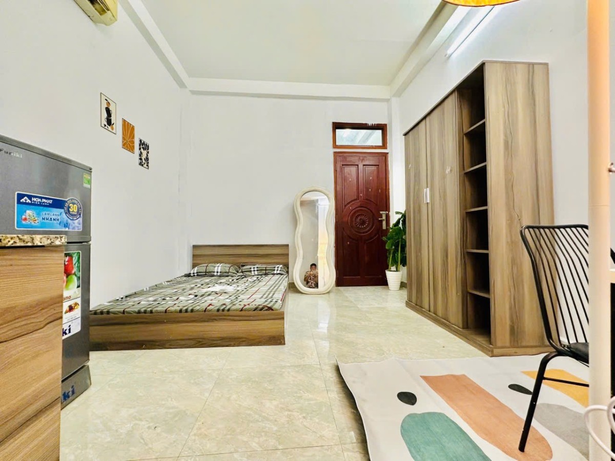 Cho thuê phòng trọ Cầu Giấy 30m² – mặt ngõ Trương Công Giai, cửa cuốn riêng, giá 3.3 triệu