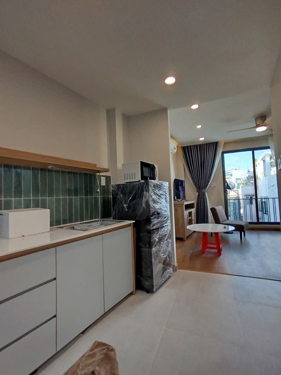 Cho thuê căn hộ 1 phòng ngủ full nội thất có ban công đẹp, Tô Hiến Thành, Quận 10