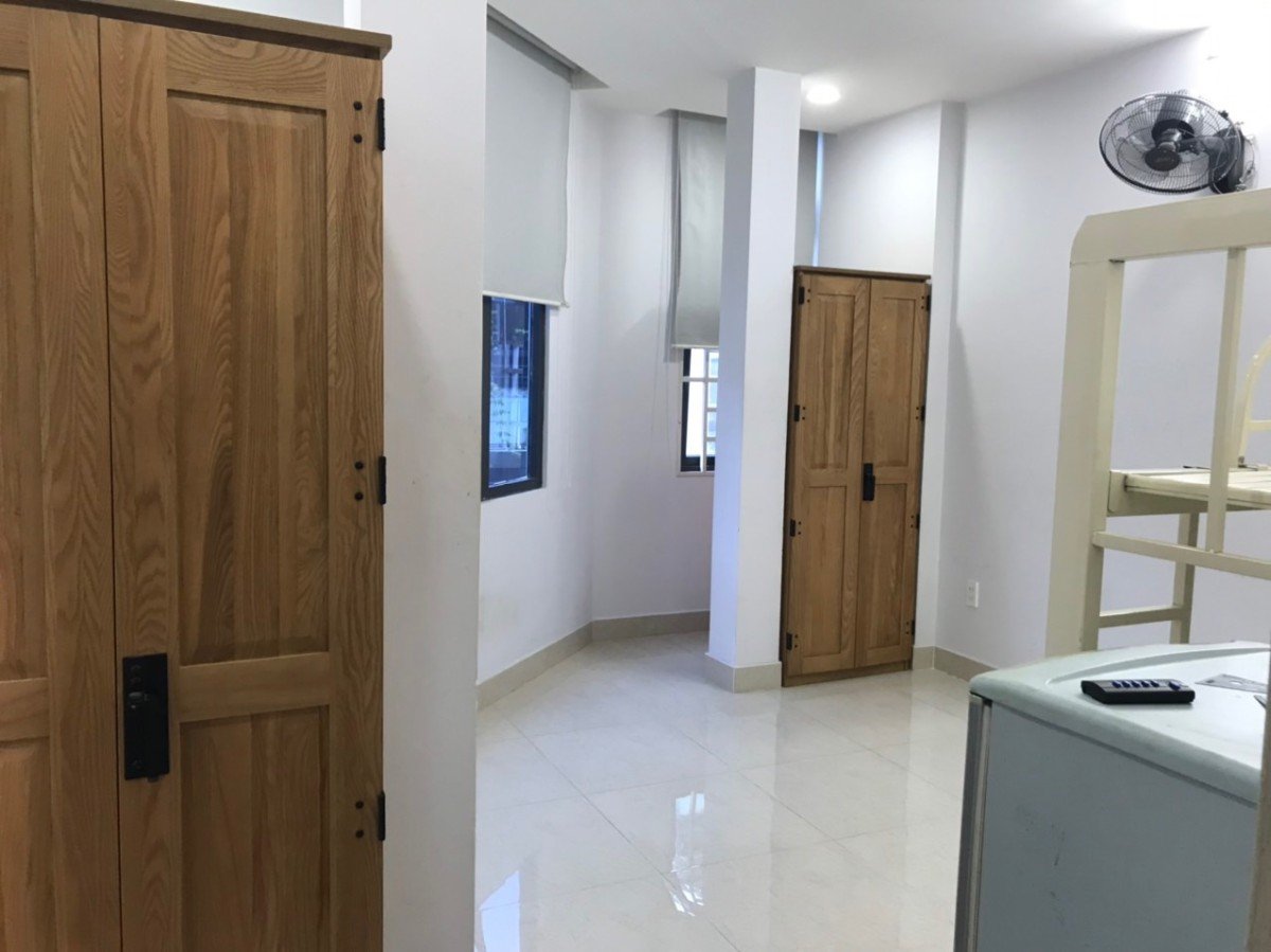 Phòng cho thuê ngay Hoàng Sa Quận 1 mặt tiền đường đầy đủ nội thất