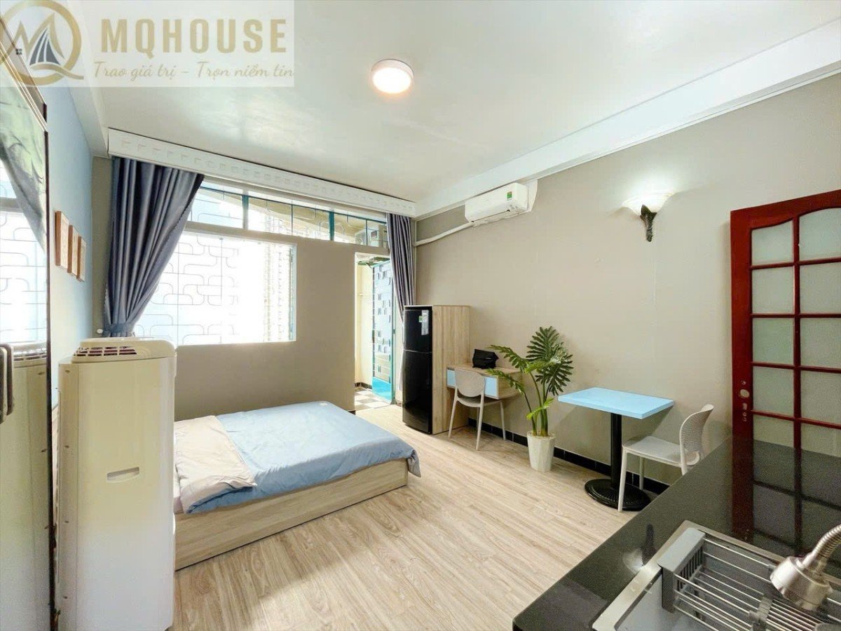 Cho thuê phòng studio ban công lớn full nội thất ngay trung tâm Quận 1 đường Nguyễn Văn Nguyễn