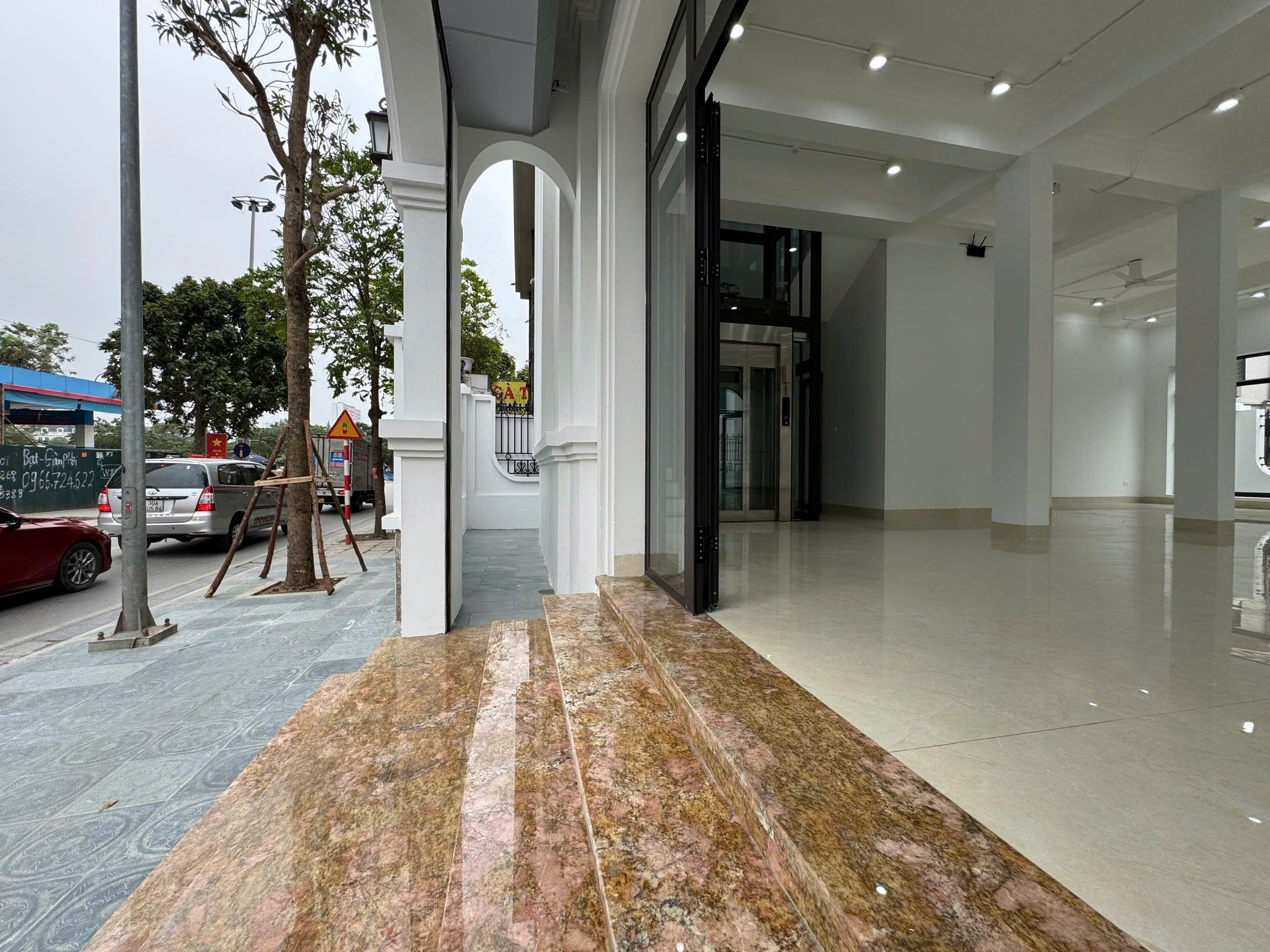 Bán Nhà Mặt Phố Sa Đôi Đại Mỗ Nam Từ Liêm Lô Góc 3 Mặt Thoáng Diện Tích 210m2x 4 Tầng MT 15m2 Giá 63.9 Tỷ