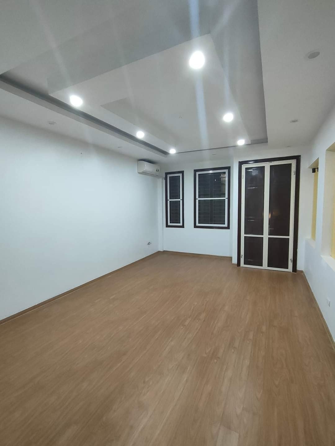 Bán nhà Võng Thị Tây Hồ 43m², 5 tầng, MT 4.3m, gần Hồ Tây giá 5.9 tỷ