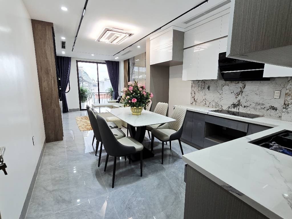Bán nhà phố Thạch Bàn Long Biên 43m², 6 tầng thang máy, ngõ 4m, giá 10.8 tỷ