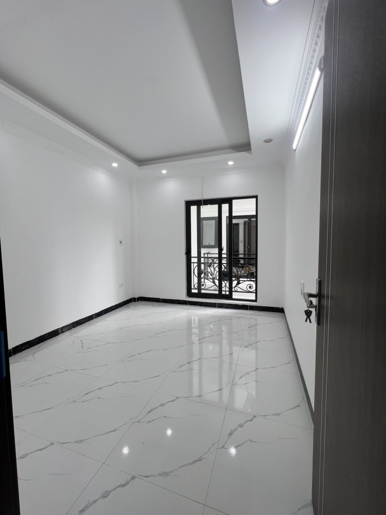 BÁN NHÀ 5 TẦNG MỚI – GẦN AEON LONG BIÊN – 40M² – GIÁ 6.X TỶ – NGÕ Ô TÔ – KHU VỰC AN SINH TUYỆT VỜI