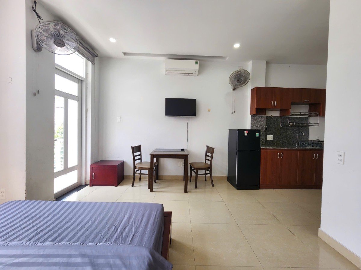Phòng ban công 30m2 Quận 10 gần công viên Lê Thị Riêng, giá chỉ 8 triệu