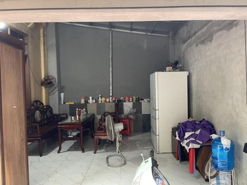 Bán nhà Văn Tiến Dũng, cấp 4, diện tích 48m2, mặt tiền 5,6m, ô tô đỗ sát nhà, gần chợ