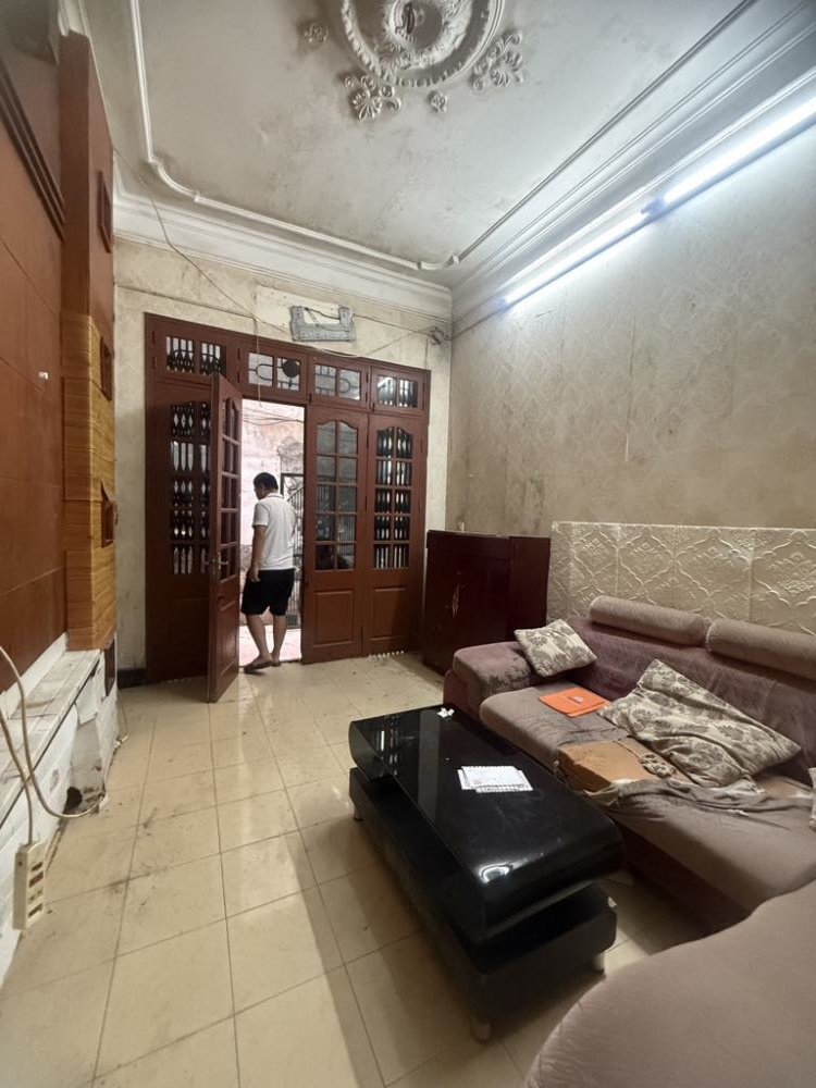Bán nhà phố Ngọc Khánh, ngõ nông, vị trí đẹp, 36m2, 5 tầng, giá 8.2 tỷ
