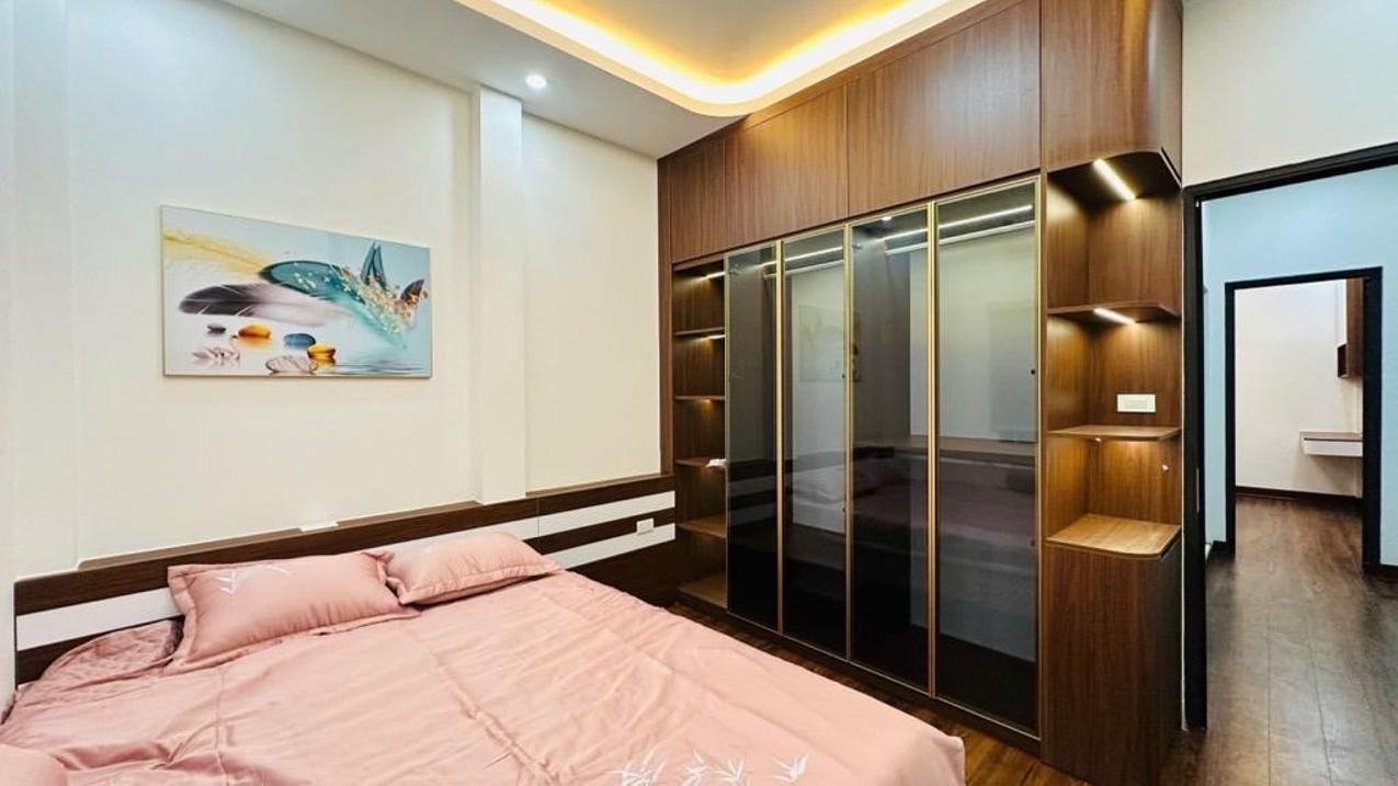 Nhà mặt phố Hoàng Quốc Việt 47m2, 7 tầng thang máy, kinh doanh sầm uất