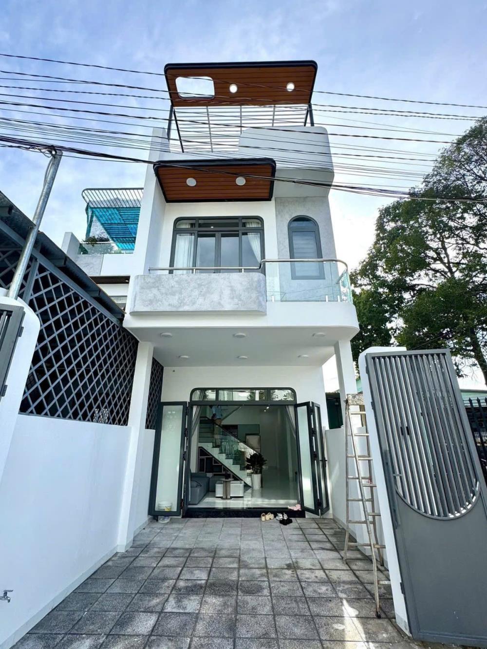 Chủ cần bán nhà Tương Bình Hiệp, Thủ Dầu Một, 1 trệt 2 lầu, nhà mới xây, khu dân cư